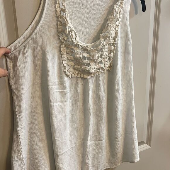 White Womens’ sleeveless top - Picture 2 of 8